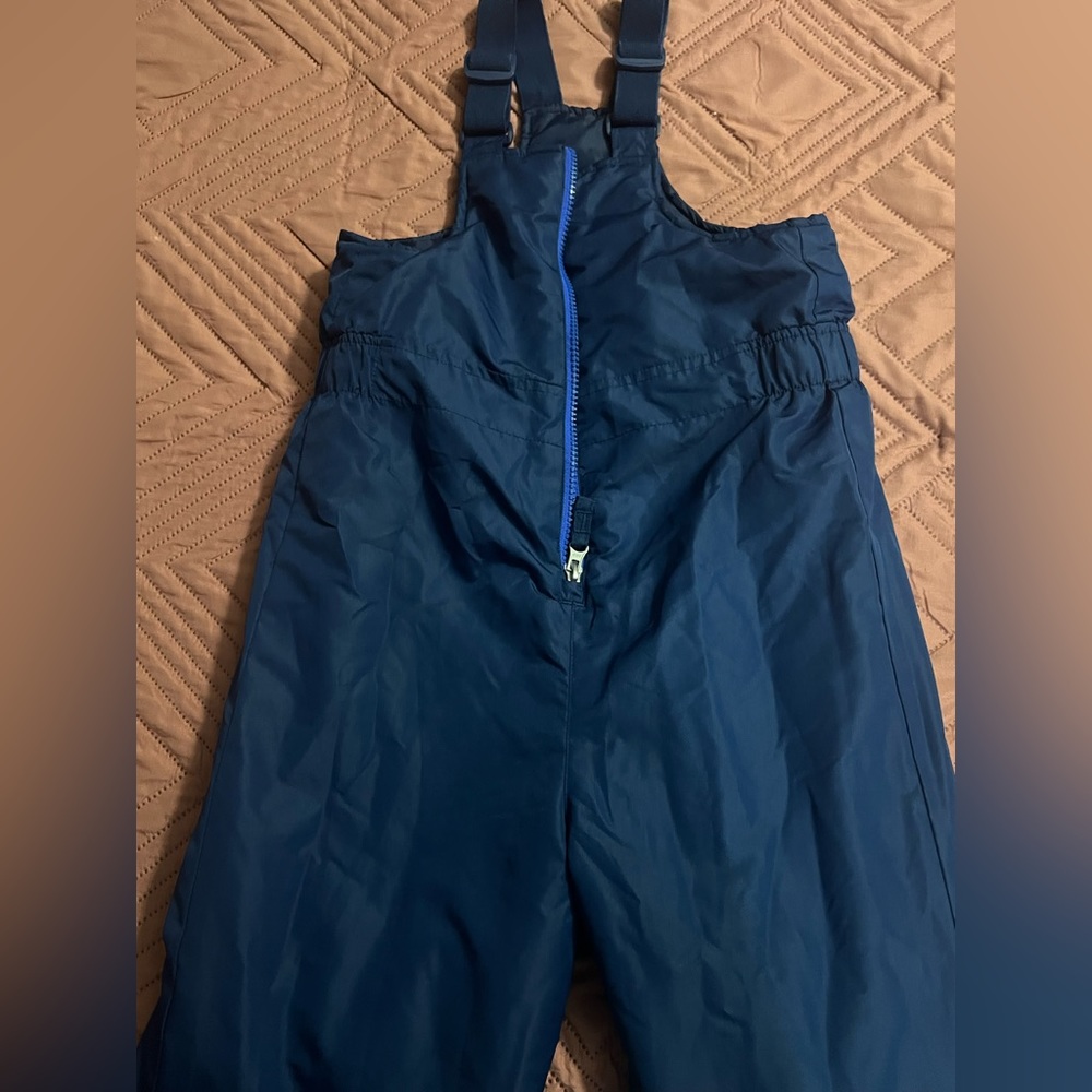 Snow pants in navy blue with the suspenders and zipper